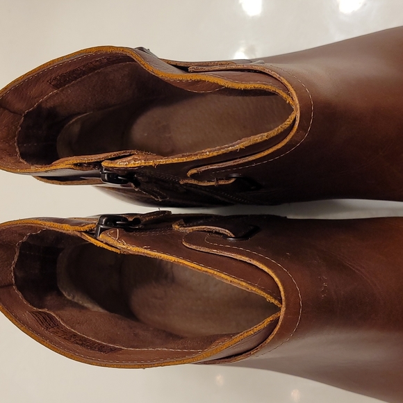 Ugg Barnett ankle boot. - Picture 3 of 7